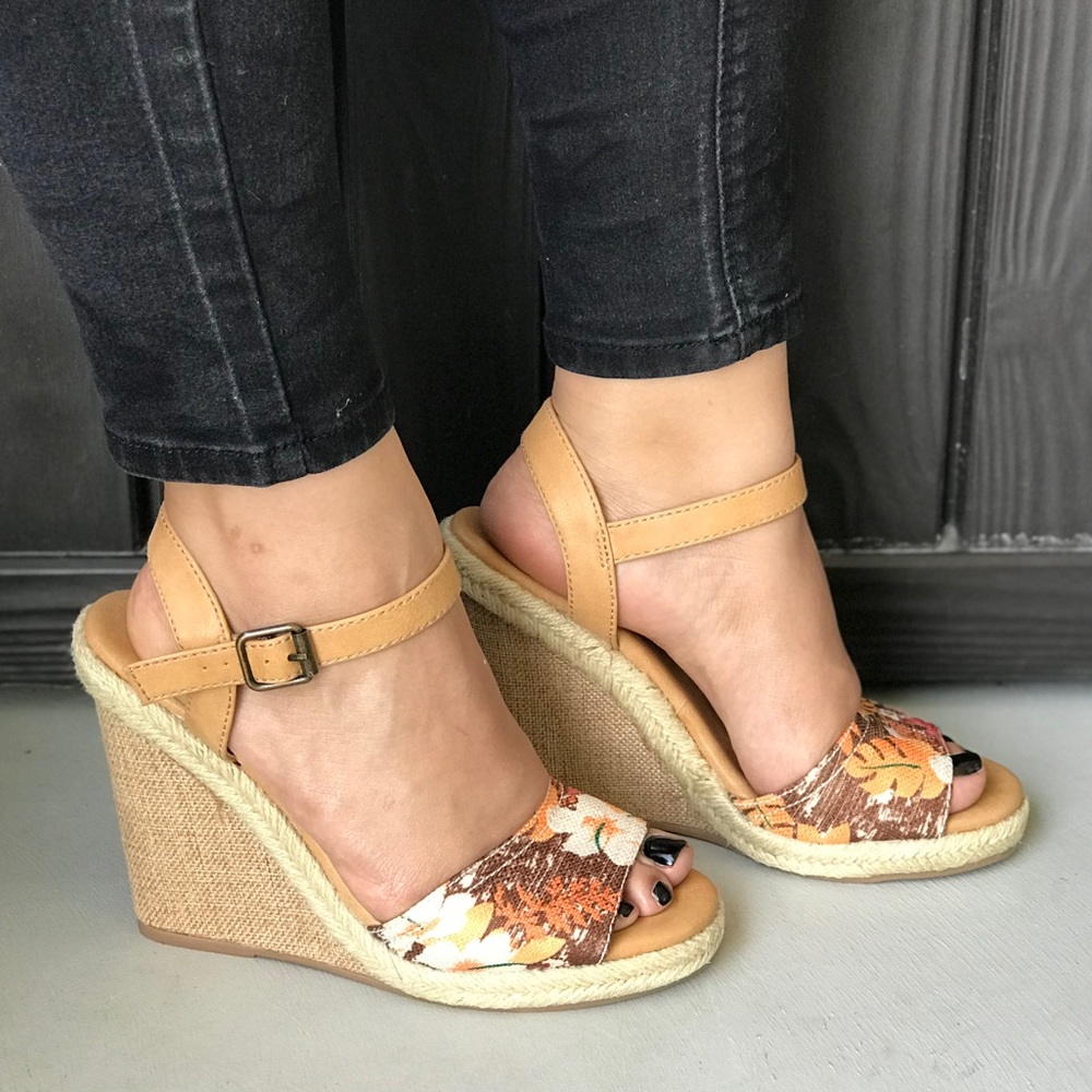NIB Floral Print Espadrille Platform Wedge Sandal